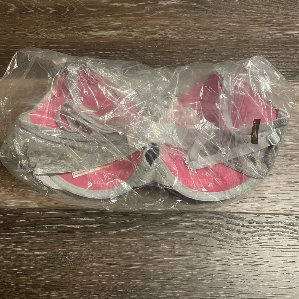 NWT. Victoria’s Secret Bra.